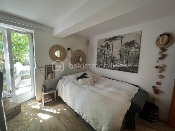 À seulement 5 minutes de Houdan – Charme de l'ancien et cadre de vie exceptionnel
Située sur la commune de Goussainville, dans un environnement calme et verdoyant, cette magnifique maison de caractère de 154 m² habitables (environ 170 m² au sol) saura vous séduire par son authenticité, ses volumes généreux et son superbe terrain arboré de 1 350 m².
Dès l'entrée, vous découvrirez un vaste hall avec rangements qui mène à une pièce de vie lumineuse d'environ 50 m², composée d'un double salon chaleureux et d'une salle à manger conviviale. Dans son prolongement, une belle cuisine ouverte, entièrement aménagée et équipée, offre un espace idéal pour partager des moments en famille ou entre amis.
Le rez-de-chaussée propose également une suite parentale avec sa salle de bains, une grande buanderie, un WC indépendant ainsi qu'un local chaufferie, offrant un confort de vie très appréciable.
À l'étage, un large palier pouvant accueillir un espace bureau dessert quatre belles chambres, une salle d'eau, un WC indépendant et de nombreux espaces de rangement.
À l'extérieur, vous profiterez d'une grande terrasse parfaitement exposée, idéale pour les repas en plein air, ainsi que d'une piscine hors sol pour profiter pleinement des beaux jours.
Le jardin, véritable écrin de verdure, est agrémenté de plusieurs arbres fruitiers (figuiers, pommiers…) et de deux grands cabanons offrant de nombreuses possibilités de stockage.
Les atouts de cette propriété :
Environnement paisible à seulement 5 minutes de Houdan
Maison pleine de charme alliant authenticité et confort
5 chambres dont une suite parentale au rez-de-chaussée
Belle pièce de vie d'environ 50 m²
Terrain clos et arboré de 1 350 m²
Grande terrasse, piscine hors sol et nombreuses dépendances
Une maison chaleureuse, parfaitement entretenue, idéale pour une famille en quête d'espace, de tranquillité et de qualité de vie.
Une visite s'impose !