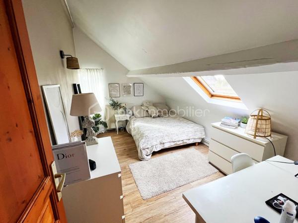 À seulement 5 minutes de Houdan – Charme de l'ancien et cadre de vie exceptionnel
Située sur la commune de Goussainville, dans un environnement calme et verdoyant, cette magnifique maison de caractère de 154 m² habitables (environ 170 m² au sol) saura vous séduire par son authenticité, ses volumes généreux et son superbe terrain arboré de 1 350 m².
Dès l'entrée, vous découvrirez un vaste hall avec rangements qui mène à une pièce de vie lumineuse d'environ 50 m², composée d'un double salon chaleureux et d'une salle à manger conviviale. Dans son prolongement, une belle cuisine ouverte, entièrement aménagée et équipée, offre un espace idéal pour partager des moments en famille ou entre amis.
Le rez-de-chaussée propose également une suite parentale avec sa salle de bains, une grande buanderie, un WC indépendant ainsi qu'un local chaufferie, offrant un confort de vie très appréciable.
À l'étage, un large palier pouvant accueillir un espace bureau dessert quatre belles chambres, une salle d'eau, un WC indépendant et de nombreux espaces de rangement.
À l'extérieur, vous profiterez d'une grande terrasse parfaitement exposée, idéale pour les repas en plein air, ainsi que d'une piscine hors sol pour profiter pleinement des beaux jours.
Le jardin, véritable écrin de verdure, est agrémenté de plusieurs arbres fruitiers (figuiers, pommiers…) et de deux grands cabanons offrant de nombreuses possibilités de stockage.
Les atouts de cette propriété :
Environnement paisible à seulement 5 minutes de Houdan
Maison pleine de charme alliant authenticité et confort
5 chambres dont une suite parentale au rez-de-chaussée
Belle pièce de vie d'environ 50 m²
Terrain clos et arboré de 1 350 m²
Grande terrasse, piscine hors sol et nombreuses dépendances
Une maison chaleureuse, parfaitement entretenue, idéale pour une famille en quête d'espace, de tranquillité et de qualité de vie.
Une visite s'impose !