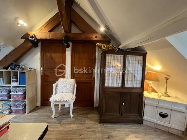À seulement 5 minutes de Houdan – Charme de l'ancien et cadre de vie exceptionnel
Située sur la commune de Goussainville, dans un environnement calme et verdoyant, cette magnifique maison de caractère de 154 m² habitables (environ 170 m² au sol) saura vous séduire par son authenticité, ses volumes généreux et son superbe terrain arboré de 1 350 m².
Dès l'entrée, vous découvrirez un vaste hall avec rangements qui mène à une pièce de vie lumineuse d'environ 50 m², composée d'un double salon chaleureux et d'une salle à manger conviviale. Dans son prolongement, une belle cuisine ouverte, entièrement aménagée et équipée, offre un espace idéal pour partager des moments en famille ou entre amis.
Le rez-de-chaussée propose également une suite parentale avec sa salle de bains, une grande buanderie, un WC indépendant ainsi qu'un local chaufferie, offrant un confort de vie très appréciable.
À l'étage, un large palier pouvant accueillir un espace bureau dessert quatre belles chambres, une salle d'eau, un WC indépendant et de nombreux espaces de rangement.
À l'extérieur, vous profiterez d'une grande terrasse parfaitement exposée, idéale pour les repas en plein air, ainsi que d'une piscine hors sol pour profiter pleinement des beaux jours.
Le jardin, véritable écrin de verdure, est agrémenté de plusieurs arbres fruitiers (figuiers, pommiers…) et de deux grands cabanons offrant de nombreuses possibilités de stockage.
Les atouts de cette propriété :
Environnement paisible à seulement 5 minutes de Houdan
Maison pleine de charme alliant authenticité et confort
5 chambres dont une suite parentale au rez-de-chaussée
Belle pièce de vie d'environ 50 m²
Terrain clos et arboré de 1 350 m²
Grande terrasse, piscine hors sol et nombreuses dépendances
Une maison chaleureuse, parfaitement entretenue, idéale pour une famille en quête d'espace, de tranquillité et de qualité de vie.
Une visite s'impose !