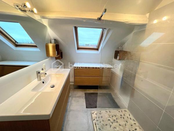 À seulement 5 minutes de Houdan – Charme de l'ancien et cadre de vie exceptionnel
Située sur la commune de Goussainville, dans un environnement calme et verdoyant, cette magnifique maison de caractère de 154 m² habitables (environ 170 m² au sol) saura vous séduire par son authenticité, ses volumes généreux et son superbe terrain arboré de 1 350 m².
Dès l'entrée, vous découvrirez un vaste hall avec rangements qui mène à une pièce de vie lumineuse d'environ 50 m², composée d'un double salon chaleureux et d'une salle à manger conviviale. Dans son prolongement, une belle cuisine ouverte, entièrement aménagée et équipée, offre un espace idéal pour partager des moments en famille ou entre amis.
Le rez-de-chaussée propose également une suite parentale avec sa salle de bains, une grande buanderie, un WC indépendant ainsi qu'un local chaufferie, offrant un confort de vie très appréciable.
À l'étage, un large palier pouvant accueillir un espace bureau dessert quatre belles chambres, une salle d'eau, un WC indépendant et de nombreux espaces de rangement.
À l'extérieur, vous profiterez d'une grande terrasse parfaitement exposée, idéale pour les repas en plein air, ainsi que d'une piscine hors sol pour profiter pleinement des beaux jours.
Le jardin, véritable écrin de verdure, est agrémenté de plusieurs arbres fruitiers (figuiers, pommiers…) et de deux grands cabanons offrant de nombreuses possibilités de stockage.
Les atouts de cette propriété :
Environnement paisible à seulement 5 minutes de Houdan
Maison pleine de charme alliant authenticité et confort
5 chambres dont une suite parentale au rez-de-chaussée
Belle pièce de vie d'environ 50 m²
Terrain clos et arboré de 1 350 m²
Grande terrasse, piscine hors sol et nombreuses dépendances
Une maison chaleureuse, parfaitement entretenue, idéale pour une famille en quête d'espace, de tranquillité et de qualité de vie.
Une visite s'impose !