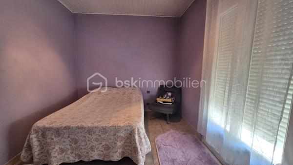 Cette maison, située proche de tous les commerces à pied et des écoles, se compose au rez-de-chaussée d'un hall d'entrée majestueux qui donne un accès direct à un garage de 40m², ainsi qu' à un appartement T2 doté d'une pièce à vivre avec chminée, d'une cuisine ouverte, d'une chambre et d'une salle d'eau avec toilette. L'accès au jardin et à une véranda au volume exceptionnel se fait sur ce meme niveau.
Le premier étage, habitation principale, propose son hall d'entrée qui dessert une pièce à vivre baignée de lumière avec cheminée et  son balcon à la vue sur les Albères, une cuisine indépendante bien aménagée avec également son balcon respectif, deux chambres, ainsi qu'une salle d'eau et un toilette indépendant.
Le second et dernier étage vous réserve deux petites chambres ainsi que les combles aménagées en guise de salle de jeux pour les enfants, ou le stockage.
Cette maison, en parfait état, sera parfaite pour votre résidence principale, et idéale pour votre résidence secondaire.
A la recherche de volumes, la partie du rez-de-chaussée convient pour votre activité libérale ou indépendante, mais aussi pour loger vos parents, famille ou amis, aisi que pour un investissement locatif avec entrée indépendante.
Vous apprécierez ses extérieurs sans entretien avec son espace barbecue, et sa véranda au volume idéal.
Deux portails permettront le stationnement de plusieurs véhicules sur la parcelle. Ainsi que dans le garage prévu également pour deux véhicules, le stockage et le bricolage pour Monsieur.
Je reste à votre disposition pour toutes informations.