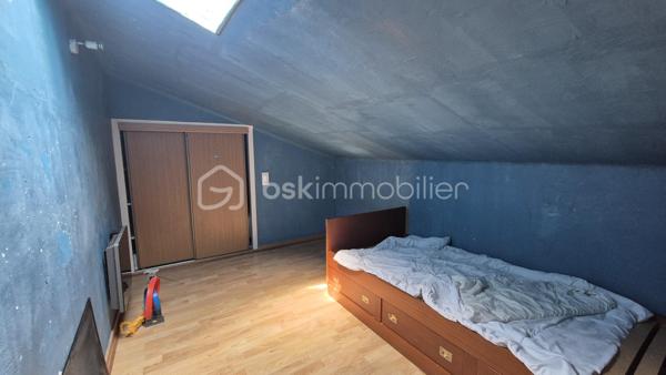 Cette maison, située proche de tous les commerces à pied et des écoles, se compose au rez-de-chaussée d'un hall d'entrée majestueux qui donne un accès direct à un garage de 40m², ainsi qu' à un appartement T2 doté d'une pièce à vivre avec chminée, d'une cuisine ouverte, d'une chambre et d'une salle d'eau avec toilette. L'accès au jardin et à une véranda au volume exceptionnel se fait sur ce meme niveau.
Le premier étage, habitation principale, propose son hall d'entrée qui dessert une pièce à vivre baignée de lumière avec cheminée et  son balcon à la vue sur les Albères, une cuisine indépendante bien aménagée avec également son balcon respectif, deux chambres, ainsi qu'une salle d'eau et un toilette indépendant.
Le second et dernier étage vous réserve deux petites chambres ainsi que les combles aménagées en guise de salle de jeux pour les enfants, ou le stockage.
Cette maison, en parfait état, sera parfaite pour votre résidence principale, et idéale pour votre résidence secondaire.
A la recherche de volumes, la partie du rez-de-chaussée convient pour votre activité libérale ou indépendante, mais aussi pour loger vos parents, famille ou amis, aisi que pour un investissement locatif avec entrée indépendante.
Vous apprécierez ses extérieurs sans entretien avec son espace barbecue, et sa véranda au volume idéal.
Deux portails permettront le stationnement de plusieurs véhicules sur la parcelle. Ainsi que dans le garage prévu également pour deux véhicules, le stockage et le bricolage pour Monsieur.
Je reste à votre disposition pour toutes informations.