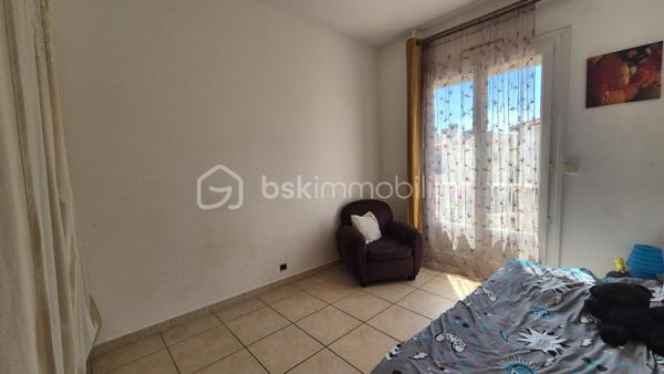 Cette maison, située proche de tous les commerces à pied et des écoles, se compose au rez-de-chaussée d'un hall d'entrée majestueux qui donne un accès direct à un garage de 40m², ainsi qu' à un appartement T2 doté d'une pièce à vivre avec chminée, d'une cuisine ouverte, d'une chambre et d'une salle d'eau avec toilette. L'accès au jardin et à une véranda au volume exceptionnel se fait sur ce meme niveau.
Le premier étage, habitation principale, propose son hall d'entrée qui dessert une pièce à vivre baignée de lumière avec cheminée et  son balcon à la vue sur les Albères, une cuisine indépendante bien aménagée avec également son balcon respectif, deux chambres, ainsi qu'une salle d'eau et un toilette indépendant.
Le second et dernier étage vous réserve deux petites chambres ainsi que les combles aménagées en guise de salle de jeux pour les enfants, ou le stockage.
Cette maison, en parfait état, sera parfaite pour votre résidence principale, et idéale pour votre résidence secondaire.
A la recherche de volumes, la partie du rez-de-chaussée convient pour votre activité libérale ou indépendante, mais aussi pour loger vos parents, famille ou amis, aisi que pour un investissement locatif avec entrée indépendante.
Vous apprécierez ses extérieurs sans entretien avec son espace barbecue, et sa véranda au volume idéal.
Deux portails permettront le stationnement de plusieurs véhicules sur la parcelle. Ainsi que dans le garage prévu également pour deux véhicules, le stockage et le bricolage pour Monsieur.
Je reste à votre disposition pour toutes informations.