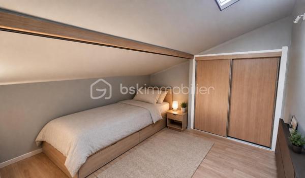 Cette maison, située proche de tous les commerces à pied et des écoles, se compose au rez-de-chaussée d'un hall d'entrée majestueux qui donne un accès direct à un garage de 40m², ainsi qu' à un appartement T2 doté d'une pièce à vivre avec chminée, d'une cuisine ouverte, d'une chambre et d'une salle d'eau avec toilette. L'accès au jardin et à une véranda au volume exceptionnel se fait sur ce meme niveau.
Le premier étage, habitation principale, propose son hall d'entrée qui dessert une pièce à vivre baignée de lumière avec cheminée et  son balcon à la vue sur les Albères, une cuisine indépendante bien aménagée avec également son balcon respectif, deux chambres, ainsi qu'une salle d'eau et un toilette indépendant.
Le second et dernier étage vous réserve deux petites chambres ainsi que les combles aménagées en guise de salle de jeux pour les enfants, ou le stockage.
Cette maison, en parfait état, sera parfaite pour votre résidence principale, et idéale pour votre résidence secondaire.
A la recherche de volumes, la partie du rez-de-chaussée convient pour votre activité libérale ou indépendante, mais aussi pour loger vos parents, famille ou amis, aisi que pour un investissement locatif avec entrée indépendante.
Vous apprécierez ses extérieurs sans entretien avec son espace barbecue, et sa véranda au volume idéal.
Deux portails permettront le stationnement de plusieurs véhicules sur la parcelle. Ainsi que dans le garage prévu également pour deux véhicules, le stockage et le bricolage pour Monsieur.
Je reste à votre disposition pour toutes informations.
