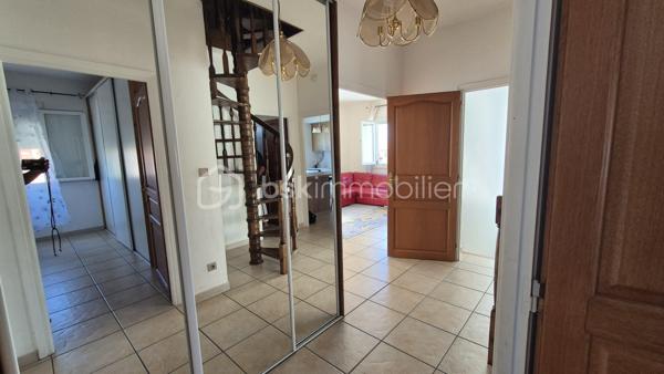 Cette maison, située proche de tous les commerces à pied et des écoles, se compose au rez-de-chaussée d'un hall d'entrée majestueux qui donne un accès direct à un garage de 40m², ainsi qu' à un appartement T2 doté d'une pièce à vivre avec chminée, d'une cuisine ouverte, d'une chambre et d'une salle d'eau avec toilette. L'accès au jardin et à une véranda au volume exceptionnel se fait sur ce meme niveau.
Le premier étage, habitation principale, propose son hall d'entrée qui dessert une pièce à vivre baignée de lumière avec cheminée et  son balcon à la vue sur les Albères, une cuisine indépendante bien aménagée avec également son balcon respectif, deux chambres, ainsi qu'une salle d'eau et un toilette indépendant.
Le second et dernier étage vous réserve deux petites chambres ainsi que les combles aménagées en guise de salle de jeux pour les enfants, ou le stockage.
Cette maison, en parfait état, sera parfaite pour votre résidence principale, et idéale pour votre résidence secondaire.
A la recherche de volumes, la partie du rez-de-chaussée convient pour votre activité libérale ou indépendante, mais aussi pour loger vos parents, famille ou amis, aisi que pour un investissement locatif avec entrée indépendante.
Vous apprécierez ses extérieurs sans entretien avec son espace barbecue, et sa véranda au volume idéal.
Deux portails permettront le stationnement de plusieurs véhicules sur la parcelle. Ainsi que dans le garage prévu également pour deux véhicules, le stockage et le bricolage pour Monsieur.
Je reste à votre disposition pour toutes informations.