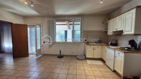 Cette maison, située proche de tous les commerces à pied et des écoles, se compose au rez-de-chaussée d'un hall d'entrée majestueux qui donne un accès direct à un garage de 40m², ainsi qu' à un appartement T2 doté d'une pièce à vivre avec chminée, d'une cuisine ouverte, d'une chambre et d'une salle d'eau avec toilette. L'accès au jardin et à une véranda au volume exceptionnel se fait sur ce meme niveau.
Le premier étage, habitation principale, propose son hall d'entrée qui dessert une pièce à vivre baignée de lumière avec cheminée et  son balcon à la vue sur les Albères, une cuisine indépendante bien aménagée avec également son balcon respectif, deux chambres, ainsi qu'une salle d'eau et un toilette indépendant.
Le second et dernier étage vous réserve deux petites chambres ainsi que les combles aménagées en guise de salle de jeux pour les enfants, ou le stockage.
Cette maison, en parfait état, sera parfaite pour votre résidence principale, et idéale pour votre résidence secondaire.
A la recherche de volumes, la partie du rez-de-chaussée convient pour votre activité libérale ou indépendante, mais aussi pour loger vos parents, famille ou amis, aisi que pour un investissement locatif avec entrée indépendante.
Vous apprécierez ses extérieurs sans entretien avec son espace barbecue, et sa véranda au volume idéal.
Deux portails permettront le stationnement de plusieurs véhicules sur la parcelle. Ainsi que dans le garage prévu également pour deux véhicules, le stockage et le bricolage pour Monsieur.
Je reste à votre disposition pour toutes informations.