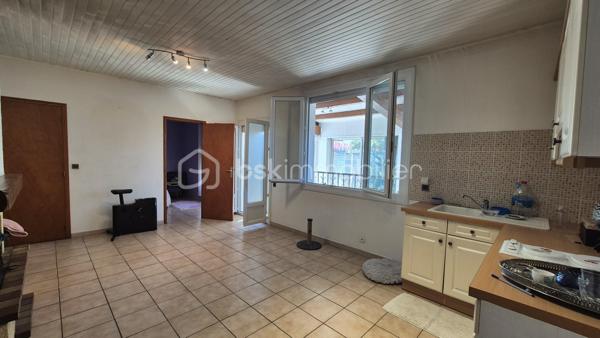 Cette maison, située proche de tous les commerces à pied et des écoles, se compose au rez-de-chaussée d'un hall d'entrée majestueux qui donne un accès direct à un garage de 40m², ainsi qu' à un appartement T2 doté d'une pièce à vivre avec chminée, d'une cuisine ouverte, d'une chambre et d'une salle d'eau avec toilette. L'accès au jardin et à une véranda au volume exceptionnel se fait sur ce meme niveau.
Le premier étage, habitation principale, propose son hall d'entrée qui dessert une pièce à vivre baignée de lumière avec cheminée et  son balcon à la vue sur les Albères, une cuisine indépendante bien aménagée avec également son balcon respectif, deux chambres, ainsi qu'une salle d'eau et un toilette indépendant.
Le second et dernier étage vous réserve deux petites chambres ainsi que les combles aménagées en guise de salle de jeux pour les enfants, ou le stockage.
Cette maison, en parfait état, sera parfaite pour votre résidence principale, et idéale pour votre résidence secondaire.
A la recherche de volumes, la partie du rez-de-chaussée convient pour votre activité libérale ou indépendante, mais aussi pour loger vos parents, famille ou amis, aisi que pour un investissement locatif avec entrée indépendante.
Vous apprécierez ses extérieurs sans entretien avec son espace barbecue, et sa véranda au volume idéal.
Deux portails permettront le stationnement de plusieurs véhicules sur la parcelle. Ainsi que dans le garage prévu également pour deux véhicules, le stockage et le bricolage pour Monsieur.
Je reste à votre disposition pour toutes informations.