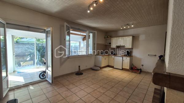 Cette maison, située proche de tous les commerces à pied et des écoles, se compose au rez-de-chaussée d'un hall d'entrée majestueux qui donne un accès direct à un garage de 40m², ainsi qu' à un appartement T2 doté d'une pièce à vivre avec chminée, d'une cuisine ouverte, d'une chambre et d'une salle d'eau avec toilette. L'accès au jardin et à une véranda au volume exceptionnel se fait sur ce meme niveau.
Le premier étage, habitation principale, propose son hall d'entrée qui dessert une pièce à vivre baignée de lumière avec cheminée et  son balcon à la vue sur les Albères, une cuisine indépendante bien aménagée avec également son balcon respectif, deux chambres, ainsi qu'une salle d'eau et un toilette indépendant.
Le second et dernier étage vous réserve deux petites chambres ainsi que les combles aménagées en guise de salle de jeux pour les enfants, ou le stockage.
Cette maison, en parfait état, sera parfaite pour votre résidence principale, et idéale pour votre résidence secondaire.
A la recherche de volumes, la partie du rez-de-chaussée convient pour votre activité libérale ou indépendante, mais aussi pour loger vos parents, famille ou amis, aisi que pour un investissement locatif avec entrée indépendante.
Vous apprécierez ses extérieurs sans entretien avec son espace barbecue, et sa véranda au volume idéal.
Deux portails permettront le stationnement de plusieurs véhicules sur la parcelle. Ainsi que dans le garage prévu également pour deux véhicules, le stockage et le bricolage pour Monsieur.
Je reste à votre disposition pour toutes informations.