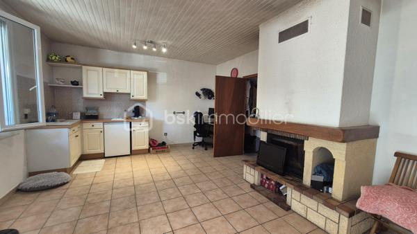Cette maison, située proche de tous les commerces à pied et des écoles, se compose au rez-de-chaussée d'un hall d'entrée majestueux qui donne un accès direct à un garage de 40m², ainsi qu' à un appartement T2 doté d'une pièce à vivre avec chminée, d'une cuisine ouverte, d'une chambre et d'une salle d'eau avec toilette. L'accès au jardin et à une véranda au volume exceptionnel se fait sur ce meme niveau.
Le premier étage, habitation principale, propose son hall d'entrée qui dessert une pièce à vivre baignée de lumière avec cheminée et  son balcon à la vue sur les Albères, une cuisine indépendante bien aménagée avec également son balcon respectif, deux chambres, ainsi qu'une salle d'eau et un toilette indépendant.
Le second et dernier étage vous réserve deux petites chambres ainsi que les combles aménagées en guise de salle de jeux pour les enfants, ou le stockage.
Cette maison, en parfait état, sera parfaite pour votre résidence principale, et idéale pour votre résidence secondaire.
A la recherche de volumes, la partie du rez-de-chaussée convient pour votre activité libérale ou indépendante, mais aussi pour loger vos parents, famille ou amis, aisi que pour un investissement locatif avec entrée indépendante.
Vous apprécierez ses extérieurs sans entretien avec son espace barbecue, et sa véranda au volume idéal.
Deux portails permettront le stationnement de plusieurs véhicules sur la parcelle. Ainsi que dans le garage prévu également pour deux véhicules, le stockage et le bricolage pour Monsieur.
Je reste à votre disposition pour toutes informations.