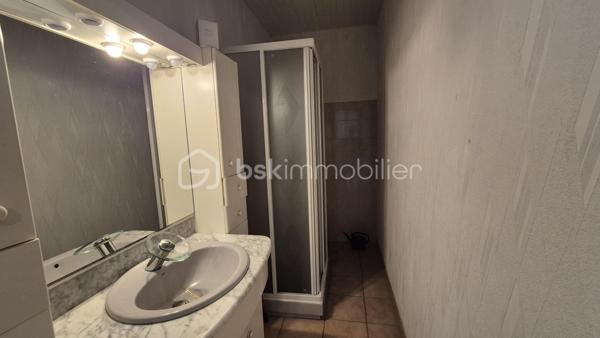 Cette maison, située proche de tous les commerces à pied et des écoles, se compose au rez-de-chaussée d'un hall d'entrée majestueux qui donne un accès direct à un garage de 40m², ainsi qu' à un appartement T2 doté d'une pièce à vivre avec chminée, d'une cuisine ouverte, d'une chambre et d'une salle d'eau avec toilette. L'accès au jardin et à une véranda au volume exceptionnel se fait sur ce meme niveau.
Le premier étage, habitation principale, propose son hall d'entrée qui dessert une pièce à vivre baignée de lumière avec cheminée et  son balcon à la vue sur les Albères, une cuisine indépendante bien aménagée avec également son balcon respectif, deux chambres, ainsi qu'une salle d'eau et un toilette indépendant.
Le second et dernier étage vous réserve deux petites chambres ainsi que les combles aménagées en guise de salle de jeux pour les enfants, ou le stockage.
Cette maison, en parfait état, sera parfaite pour votre résidence principale, et idéale pour votre résidence secondaire.
A la recherche de volumes, la partie du rez-de-chaussée convient pour votre activité libérale ou indépendante, mais aussi pour loger vos parents, famille ou amis, aisi que pour un investissement locatif avec entrée indépendante.
Vous apprécierez ses extérieurs sans entretien avec son espace barbecue, et sa véranda au volume idéal.
Deux portails permettront le stationnement de plusieurs véhicules sur la parcelle. Ainsi que dans le garage prévu également pour deux véhicules, le stockage et le bricolage pour Monsieur.
Je reste à votre disposition pour toutes informations.