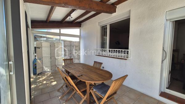 Cette maison, située proche de tous les commerces à pied et des écoles, se compose au rez-de-chaussée d'un hall d'entrée majestueux qui donne un accès direct à un garage de 40m², ainsi qu' à un appartement T2 doté d'une pièce à vivre avec chminée, d'une cuisine ouverte, d'une chambre et d'une salle d'eau avec toilette. L'accès au jardin et à une véranda au volume exceptionnel se fait sur ce meme niveau.
Le premier étage, habitation principale, propose son hall d'entrée qui dessert une pièce à vivre baignée de lumière avec cheminée et  son balcon à la vue sur les Albères, une cuisine indépendante bien aménagée avec également son balcon respectif, deux chambres, ainsi qu'une salle d'eau et un toilette indépendant.
Le second et dernier étage vous réserve deux petites chambres ainsi que les combles aménagées en guise de salle de jeux pour les enfants, ou le stockage.
Cette maison, en parfait état, sera parfaite pour votre résidence principale, et idéale pour votre résidence secondaire.
A la recherche de volumes, la partie du rez-de-chaussée convient pour votre activité libérale ou indépendante, mais aussi pour loger vos parents, famille ou amis, aisi que pour un investissement locatif avec entrée indépendante.
Vous apprécierez ses extérieurs sans entretien avec son espace barbecue, et sa véranda au volume idéal.
Deux portails permettront le stationnement de plusieurs véhicules sur la parcelle. Ainsi que dans le garage prévu également pour deux véhicules, le stockage et le bricolage pour Monsieur.
Je reste à votre disposition pour toutes informations.