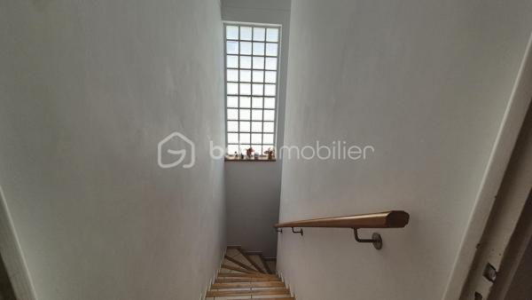 Cette maison, située proche de tous les commerces à pied et des écoles, se compose au rez-de-chaussée d'un hall d'entrée majestueux qui donne un accès direct à un garage de 40m², ainsi qu' à un appartement T2 doté d'une pièce à vivre avec chminée, d'une cuisine ouverte, d'une chambre et d'une salle d'eau avec toilette. L'accès au jardin et à une véranda au volume exceptionnel se fait sur ce meme niveau.
Le premier étage, habitation principale, propose son hall d'entrée qui dessert une pièce à vivre baignée de lumière avec cheminée et  son balcon à la vue sur les Albères, une cuisine indépendante bien aménagée avec également son balcon respectif, deux chambres, ainsi qu'une salle d'eau et un toilette indépendant.
Le second et dernier étage vous réserve deux petites chambres ainsi que les combles aménagées en guise de salle de jeux pour les enfants, ou le stockage.
Cette maison, en parfait état, sera parfaite pour votre résidence principale, et idéale pour votre résidence secondaire.
A la recherche de volumes, la partie du rez-de-chaussée convient pour votre activité libérale ou indépendante, mais aussi pour loger vos parents, famille ou amis, aisi que pour un investissement locatif avec entrée indépendante.
Vous apprécierez ses extérieurs sans entretien avec son espace barbecue, et sa véranda au volume idéal.
Deux portails permettront le stationnement de plusieurs véhicules sur la parcelle. Ainsi que dans le garage prévu également pour deux véhicules, le stockage et le bricolage pour Monsieur.
Je reste à votre disposition pour toutes informations.