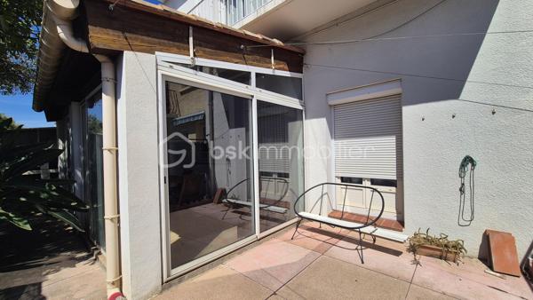 Cette maison, située proche de tous les commerces à pied et des écoles, se compose au rez-de-chaussée d'un hall d'entrée majestueux qui donne un accès direct à un garage de 40m², ainsi qu' à un appartement T2 doté d'une pièce à vivre avec chminée, d'une cuisine ouverte, d'une chambre et d'une salle d'eau avec toilette. L'accès au jardin et à une véranda au volume exceptionnel se fait sur ce meme niveau.
Le premier étage, habitation principale, propose son hall d'entrée qui dessert une pièce à vivre baignée de lumière avec cheminée et  son balcon à la vue sur les Albères, une cuisine indépendante bien aménagée avec également son balcon respectif, deux chambres, ainsi qu'une salle d'eau et un toilette indépendant.
Le second et dernier étage vous réserve deux petites chambres ainsi que les combles aménagées en guise de salle de jeux pour les enfants, ou le stockage.
Cette maison, en parfait état, sera parfaite pour votre résidence principale, et idéale pour votre résidence secondaire.
A la recherche de volumes, la partie du rez-de-chaussée convient pour votre activité libérale ou indépendante, mais aussi pour loger vos parents, famille ou amis, aisi que pour un investissement locatif avec entrée indépendante.
Vous apprécierez ses extérieurs sans entretien avec son espace barbecue, et sa véranda au volume idéal.
Deux portails permettront le stationnement de plusieurs véhicules sur la parcelle. Ainsi que dans le garage prévu également pour deux véhicules, le stockage et le bricolage pour Monsieur.
Je reste à votre disposition pour toutes informations.