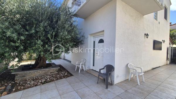 Cette maison, située proche de tous les commerces à pied et des écoles, se compose au rez-de-chaussée d'un hall d'entrée majestueux qui donne un accès direct à un garage de 40m², ainsi qu' à un appartement T2 doté d'une pièce à vivre avec chminée, d'une cuisine ouverte, d'une chambre et d'une salle d'eau avec toilette. L'accès au jardin et à une véranda au volume exceptionnel se fait sur ce meme niveau.
Le premier étage, habitation principale, propose son hall d'entrée qui dessert une pièce à vivre baignée de lumière avec cheminée et  son balcon à la vue sur les Albères, une cuisine indépendante bien aménagée avec également son balcon respectif, deux chambres, ainsi qu'une salle d'eau et un toilette indépendant.
Le second et dernier étage vous réserve deux petites chambres ainsi que les combles aménagées en guise de salle de jeux pour les enfants, ou le stockage.
Cette maison, en parfait état, sera parfaite pour votre résidence principale, et idéale pour votre résidence secondaire.
A la recherche de volumes, la partie du rez-de-chaussée convient pour votre activité libérale ou indépendante, mais aussi pour loger vos parents, famille ou amis, aisi que pour un investissement locatif avec entrée indépendante.
Vous apprécierez ses extérieurs sans entretien avec son espace barbecue, et sa véranda au volume idéal.
Deux portails permettront le stationnement de plusieurs véhicules sur la parcelle. Ainsi que dans le garage prévu également pour deux véhicules, le stockage et le bricolage pour Monsieur.
Je reste à votre disposition pour toutes informations.