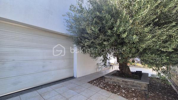 Cette maison, située proche de tous les commerces à pied et des écoles, se compose au rez-de-chaussée d'un hall d'entrée majestueux qui donne un accès direct à un garage de 40m², ainsi qu' à un appartement T2 doté d'une pièce à vivre avec chminée, d'une cuisine ouverte, d'une chambre et d'une salle d'eau avec toilette. L'accès au jardin et à une véranda au volume exceptionnel se fait sur ce meme niveau.
Le premier étage, habitation principale, propose son hall d'entrée qui dessert une pièce à vivre baignée de lumière avec cheminée et  son balcon à la vue sur les Albères, une cuisine indépendante bien aménagée avec également son balcon respectif, deux chambres, ainsi qu'une salle d'eau et un toilette indépendant.
Le second et dernier étage vous réserve deux petites chambres ainsi que les combles aménagées en guise de salle de jeux pour les enfants, ou le stockage.
Cette maison, en parfait état, sera parfaite pour votre résidence principale, et idéale pour votre résidence secondaire.
A la recherche de volumes, la partie du rez-de-chaussée convient pour votre activité libérale ou indépendante, mais aussi pour loger vos parents, famille ou amis, aisi que pour un investissement locatif avec entrée indépendante.
Vous apprécierez ses extérieurs sans entretien avec son espace barbecue, et sa véranda au volume idéal.
Deux portails permettront le stationnement de plusieurs véhicules sur la parcelle. Ainsi que dans le garage prévu également pour deux véhicules, le stockage et le bricolage pour Monsieur.
Je reste à votre disposition pour toutes informations.
