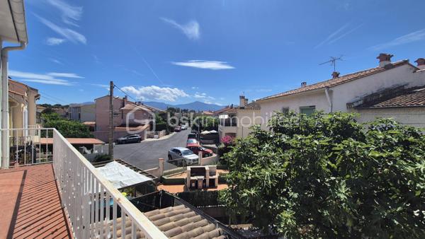 Cette maison, située proche de tous les commerces à pied et des écoles, se compose au rez-de-chaussée d'un hall d'entrée majestueux qui donne un accès direct à un garage de 40m², ainsi qu' à un appartement T2 doté d'une pièce à vivre avec chminée, d'une cuisine ouverte, d'une chambre et d'une salle d'eau avec toilette. L'accès au jardin et à une véranda au volume exceptionnel se fait sur ce meme niveau.
Le premier étage, habitation principale, propose son hall d'entrée qui dessert une pièce à vivre baignée de lumière avec cheminée et  son balcon à la vue sur les Albères, une cuisine indépendante bien aménagée avec également son balcon respectif, deux chambres, ainsi qu'une salle d'eau et un toilette indépendant.
Le second et dernier étage vous réserve deux petites chambres ainsi que les combles aménagées en guise de salle de jeux pour les enfants, ou le stockage.
Cette maison, en parfait état, sera parfaite pour votre résidence principale, et idéale pour votre résidence secondaire.
A la recherche de volumes, la partie du rez-de-chaussée convient pour votre activité libérale ou indépendante, mais aussi pour loger vos parents, famille ou amis, aisi que pour un investissement locatif avec entrée indépendante.
Vous apprécierez ses extérieurs sans entretien avec son espace barbecue, et sa véranda au volume idéal.
Deux portails permettront le stationnement de plusieurs véhicules sur la parcelle. Ainsi que dans le garage prévu également pour deux véhicules, le stockage et le bricolage pour Monsieur.
Je reste à votre disposition pour toutes informations.