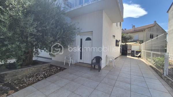 Cette maison, située proche de tous les commerces à pied et des écoles, se compose au rez-de-chaussée d'un hall d'entrée majestueux qui donne un accès direct à un garage de 40m², ainsi qu' à un appartement T2 doté d'une pièce à vivre avec chminée, d'une cuisine ouverte, d'une chambre et d'une salle d'eau avec toilette. L'accès au jardin et à une véranda au volume exceptionnel se fait sur ce meme niveau.
Le premier étage, habitation principale, propose son hall d'entrée qui dessert une pièce à vivre baignée de lumière avec cheminée et  son balcon à la vue sur les Albères, une cuisine indépendante bien aménagée avec également son balcon respectif, deux chambres, ainsi qu'une salle d'eau et un toilette indépendant.
Le second et dernier étage vous réserve deux petites chambres ainsi que les combles aménagées en guise de salle de jeux pour les enfants, ou le stockage.
Cette maison, en parfait état, sera parfaite pour votre résidence principale, et idéale pour votre résidence secondaire.
A la recherche de volumes, la partie du rez-de-chaussée convient pour votre activité libérale ou indépendante, mais aussi pour loger vos parents, famille ou amis, aisi que pour un investissement locatif avec entrée indépendante.
Vous apprécierez ses extérieurs sans entretien avec son espace barbecue, et sa véranda au volume idéal.
Deux portails permettront le stationnement de plusieurs véhicules sur la parcelle. Ainsi que dans le garage prévu également pour deux véhicules, le stockage et le bricolage pour Monsieur.
Je reste à votre disposition pour toutes informations.