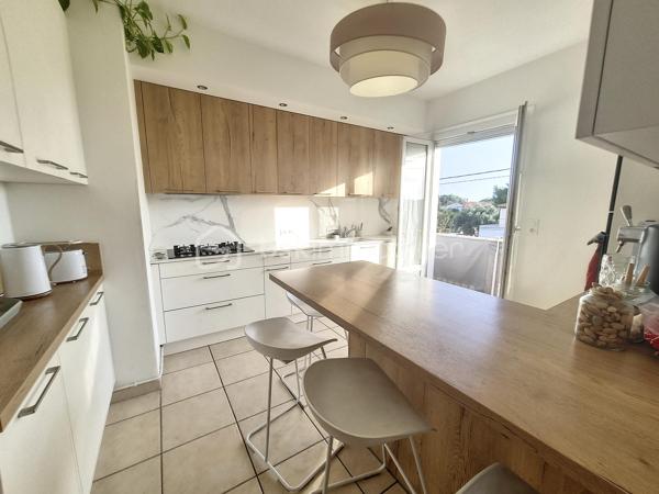 Cette maison, située proche de tous les commerces à pied et des écoles, se compose au rez-de-chaussée d'un hall d'entrée majestueux qui donne un accès direct à un garage de 40m², ainsi qu' à un appartement T2 doté d'une pièce à vivre avec chminée, d'une cuisine ouverte, d'une chambre et d'une salle d'eau avec toilette. L'accès au jardin et à une véranda au volume exceptionnel se fait sur ce meme niveau.
Le premier étage, habitation principale, propose son hall d'entrée qui dessert une pièce à vivre baignée de lumière avec cheminée et  son balcon à la vue sur les Albères, une cuisine indépendante bien aménagée avec également son balcon respectif, deux chambres, ainsi qu'une salle d'eau et un toilette indépendant.
Le second et dernier étage vous réserve deux petites chambres ainsi que les combles aménagées en guise de salle de jeux pour les enfants, ou le stockage.
Cette maison, en parfait état, sera parfaite pour votre résidence principale, et idéale pour votre résidence secondaire.
A la recherche de volumes, la partie du rez-de-chaussée convient pour votre activité libérale ou indépendante, mais aussi pour loger vos parents, famille ou amis, aisi que pour un investissement locatif avec entrée indépendante.
Vous apprécierez ses extérieurs sans entretien avec son espace barbecue, et sa véranda au volume idéal.
Deux portails permettront le stationnement de plusieurs véhicules sur la parcelle. Ainsi que dans le garage prévu également pour deux véhicules, le stockage et le bricolage pour Monsieur.
Je reste à votre disposition pour toutes informations.