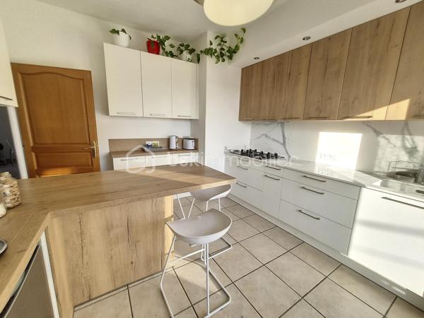 Cette maison, située proche de tous les commerces à pied et des écoles, se compose au rez-de-chaussée d'un hall d'entrée majestueux qui donne un accès direct à un garage de 40m², ainsi qu' à un appartement T2 doté d'une pièce à vivre avec chminée, d'une cuisine ouverte, d'une chambre et d'une salle d'eau avec toilette. L'accès au jardin et à une véranda au volume exceptionnel se fait sur ce meme niveau.
Le premier étage, habitation principale, propose son hall d'entrée qui dessert une pièce à vivre baignée de lumière avec cheminée et  son balcon à la vue sur les Albères, une cuisine indépendante bien aménagée avec également son balcon respectif, deux chambres, ainsi qu'une salle d'eau et un toilette indépendant.
Le second et dernier étage vous réserve deux petites chambres ainsi que les combles aménagées en guise de salle de jeux pour les enfants, ou le stockage.
Cette maison, en parfait état, sera parfaite pour votre résidence principale, et idéale pour votre résidence secondaire.
A la recherche de volumes, la partie du rez-de-chaussée convient pour votre activité libérale ou indépendante, mais aussi pour loger vos parents, famille ou amis, aisi que pour un investissement locatif avec entrée indépendante.
Vous apprécierez ses extérieurs sans entretien avec son espace barbecue, et sa véranda au volume idéal.
Deux portails permettront le stationnement de plusieurs véhicules sur la parcelle. Ainsi que dans le garage prévu également pour deux véhicules, le stockage et le bricolage pour Monsieur.
Je reste à votre disposition pour toutes informations.