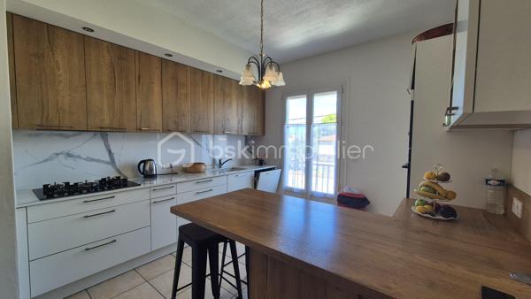 Cette maison, située proche de tous les commerces à pied et des écoles, se compose au rez-de-chaussée d'un hall d'entrée majestueux qui donne un accès direct à un garage de 40m², ainsi qu' à un appartement T2 doté d'une pièce à vivre avec chminée, d'une cuisine ouverte, d'une chambre et d'une salle d'eau avec toilette. L'accès au jardin et à une véranda au volume exceptionnel se fait sur ce meme niveau.
Le premier étage, habitation principale, propose son hall d'entrée qui dessert une pièce à vivre baignée de lumière avec cheminée et  son balcon à la vue sur les Albères, une cuisine indépendante bien aménagée avec également son balcon respectif, deux chambres, ainsi qu'une salle d'eau et un toilette indépendant.
Le second et dernier étage vous réserve deux petites chambres ainsi que les combles aménagées en guise de salle de jeux pour les enfants, ou le stockage.
Cette maison, en parfait état, sera parfaite pour votre résidence principale, et idéale pour votre résidence secondaire.
A la recherche de volumes, la partie du rez-de-chaussée convient pour votre activité libérale ou indépendante, mais aussi pour loger vos parents, famille ou amis, aisi que pour un investissement locatif avec entrée indépendante.
Vous apprécierez ses extérieurs sans entretien avec son espace barbecue, et sa véranda au volume idéal.
Deux portails permettront le stationnement de plusieurs véhicules sur la parcelle. Ainsi que dans le garage prévu également pour deux véhicules, le stockage et le bricolage pour Monsieur.
Je reste à votre disposition pour toutes informations.