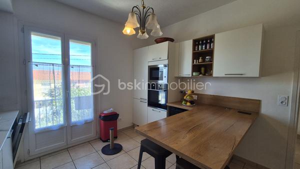 Cette maison, située proche de tous les commerces à pied et des écoles, se compose au rez-de-chaussée d'un hall d'entrée majestueux qui donne un accès direct à un garage de 40m², ainsi qu' à un appartement T2 doté d'une pièce à vivre avec chminée, d'une cuisine ouverte, d'une chambre et d'une salle d'eau avec toilette. L'accès au jardin et à une véranda au volume exceptionnel se fait sur ce meme niveau.
Le premier étage, habitation principale, propose son hall d'entrée qui dessert une pièce à vivre baignée de lumière avec cheminée et  son balcon à la vue sur les Albères, une cuisine indépendante bien aménagée avec également son balcon respectif, deux chambres, ainsi qu'une salle d'eau et un toilette indépendant.
Le second et dernier étage vous réserve deux petites chambres ainsi que les combles aménagées en guise de salle de jeux pour les enfants, ou le stockage.
Cette maison, en parfait état, sera parfaite pour votre résidence principale, et idéale pour votre résidence secondaire.
A la recherche de volumes, la partie du rez-de-chaussée convient pour votre activité libérale ou indépendante, mais aussi pour loger vos parents, famille ou amis, aisi que pour un investissement locatif avec entrée indépendante.
Vous apprécierez ses extérieurs sans entretien avec son espace barbecue, et sa véranda au volume idéal.
Deux portails permettront le stationnement de plusieurs véhicules sur la parcelle. Ainsi que dans le garage prévu également pour deux véhicules, le stockage et le bricolage pour Monsieur.
Je reste à votre disposition pour toutes informations.