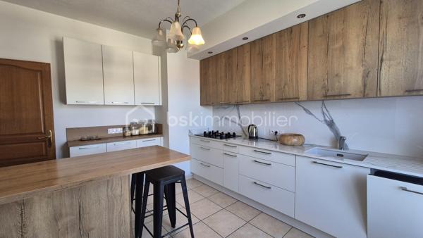 Cette maison, située proche de tous les commerces à pied et des écoles, se compose au rez-de-chaussée d'un hall d'entrée majestueux qui donne un accès direct à un garage de 40m², ainsi qu' à un appartement T2 doté d'une pièce à vivre avec chminée, d'une cuisine ouverte, d'une chambre et d'une salle d'eau avec toilette. L'accès au jardin et à une véranda au volume exceptionnel se fait sur ce meme niveau.
Le premier étage, habitation principale, propose son hall d'entrée qui dessert une pièce à vivre baignée de lumière avec cheminée et  son balcon à la vue sur les Albères, une cuisine indépendante bien aménagée avec également son balcon respectif, deux chambres, ainsi qu'une salle d'eau et un toilette indépendant.
Le second et dernier étage vous réserve deux petites chambres ainsi que les combles aménagées en guise de salle de jeux pour les enfants, ou le stockage.
Cette maison, en parfait état, sera parfaite pour votre résidence principale, et idéale pour votre résidence secondaire.
A la recherche de volumes, la partie du rez-de-chaussée convient pour votre activité libérale ou indépendante, mais aussi pour loger vos parents, famille ou amis, aisi que pour un investissement locatif avec entrée indépendante.
Vous apprécierez ses extérieurs sans entretien avec son espace barbecue, et sa véranda au volume idéal.
Deux portails permettront le stationnement de plusieurs véhicules sur la parcelle. Ainsi que dans le garage prévu également pour deux véhicules, le stockage et le bricolage pour Monsieur.
Je reste à votre disposition pour toutes informations.