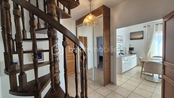 Cette maison, située proche de tous les commerces à pied et des écoles, se compose au rez-de-chaussée d'un hall d'entrée majestueux qui donne un accès direct à un garage de 40m², ainsi qu' à un appartement T2 doté d'une pièce à vivre avec chminée, d'une cuisine ouverte, d'une chambre et d'une salle d'eau avec toilette. L'accès au jardin et à une véranda au volume exceptionnel se fait sur ce meme niveau.
Le premier étage, habitation principale, propose son hall d'entrée qui dessert une pièce à vivre baignée de lumière avec cheminée et  son balcon à la vue sur les Albères, une cuisine indépendante bien aménagée avec également son balcon respectif, deux chambres, ainsi qu'une salle d'eau et un toilette indépendant.
Le second et dernier étage vous réserve deux petites chambres ainsi que les combles aménagées en guise de salle de jeux pour les enfants, ou le stockage.
Cette maison, en parfait état, sera parfaite pour votre résidence principale, et idéale pour votre résidence secondaire.
A la recherche de volumes, la partie du rez-de-chaussée convient pour votre activité libérale ou indépendante, mais aussi pour loger vos parents, famille ou amis, aisi que pour un investissement locatif avec entrée indépendante.
Vous apprécierez ses extérieurs sans entretien avec son espace barbecue, et sa véranda au volume idéal.
Deux portails permettront le stationnement de plusieurs véhicules sur la parcelle. Ainsi que dans le garage prévu également pour deux véhicules, le stockage et le bricolage pour Monsieur.
Je reste à votre disposition pour toutes informations.