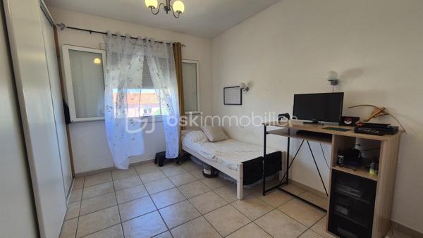 Cette maison, située proche de tous les commerces à pied et des écoles, se compose au rez-de-chaussée d'un hall d'entrée majestueux qui donne un accès direct à un garage de 40m², ainsi qu' à un appartement T2 doté d'une pièce à vivre avec chminée, d'une cuisine ouverte, d'une chambre et d'une salle d'eau avec toilette. L'accès au jardin et à une véranda au volume exceptionnel se fait sur ce meme niveau.
Le premier étage, habitation principale, propose son hall d'entrée qui dessert une pièce à vivre baignée de lumière avec cheminée et  son balcon à la vue sur les Albères, une cuisine indépendante bien aménagée avec également son balcon respectif, deux chambres, ainsi qu'une salle d'eau et un toilette indépendant.
Le second et dernier étage vous réserve deux petites chambres ainsi que les combles aménagées en guise de salle de jeux pour les enfants, ou le stockage.
Cette maison, en parfait état, sera parfaite pour votre résidence principale, et idéale pour votre résidence secondaire.
A la recherche de volumes, la partie du rez-de-chaussée convient pour votre activité libérale ou indépendante, mais aussi pour loger vos parents, famille ou amis, aisi que pour un investissement locatif avec entrée indépendante.
Vous apprécierez ses extérieurs sans entretien avec son espace barbecue, et sa véranda au volume idéal.
Deux portails permettront le stationnement de plusieurs véhicules sur la parcelle. Ainsi que dans le garage prévu également pour deux véhicules, le stockage et le bricolage pour Monsieur.
Je reste à votre disposition pour toutes informations.