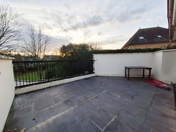 NANGIS PROCHE GARE, APPARTEMENT 4 PIECES 1ER ETAGE, 2 CHAMBRES, SEJOUR, CUISINE-SALLE A MANGER, PLACE DE PARKING