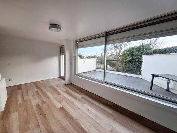 NANGIS PROCHE GARE, APPARTEMENT 4 PIECES 1ER ETAGE, 2 CHAMBRES, SEJOUR, CUISINE-SALLE A MANGER, PLACE DE PARKING