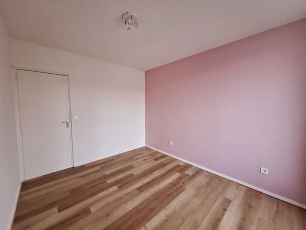 NANGIS PROCHE GARE, APPARTEMENT 4 PIECES 1ER ETAGE, 2 CHAMBRES, SEJOUR, CUISINE-SALLE A MANGER, PLACE DE PARKING