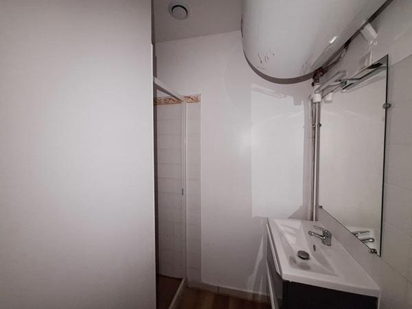 NANGIS PROCHE GARE, APPARTEMENT 4 PIECES 1ER ETAGE, 2 CHAMBRES, SEJOUR, CUISINE-SALLE A MANGER, PLACE DE PARKING