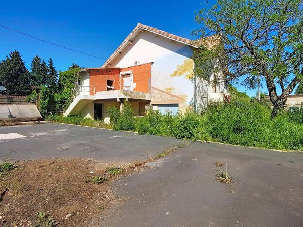 Maison de 87 m² sur 448 m² de terrain, grand garage, activité commerciale