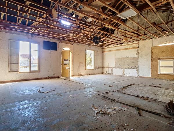 Maison de 87 m² sur 448 m² de terrain, grand garage, activité commerciale