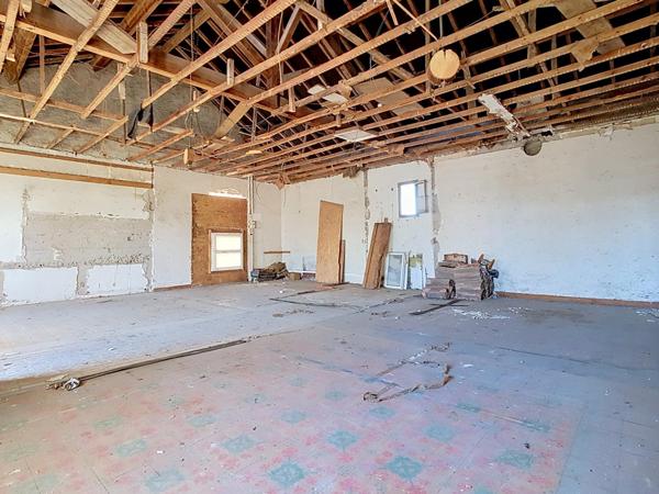 Maison de 87 m² sur 448 m² de terrain, grand garage, activité commerciale