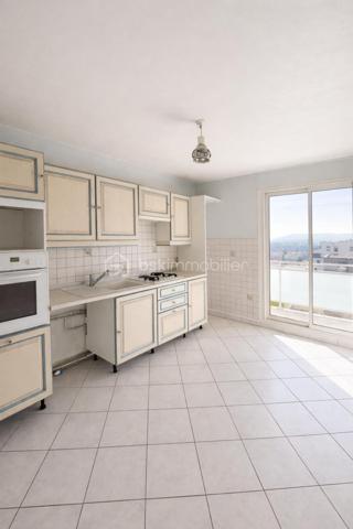 Appartement T5 de 91 m² – Clermont-Ferrand
Situé sur les hauteurs de Chanturgue, à proximité immédiate des commodités, cet appartement de 91 m².

Il se compose d’une entrée desservant un séjour spacieux et lumineux de 25 m², d’une cuisine indépendante de 12 m², de trois chambres, d’une buanderie, d’une salle de bains ainsi que de toilettes séparées.

Une place de stationnement et une cave complètent ce bien.
Bien à découvrir sans tarder.