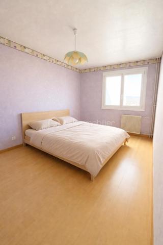 Appartement T5 de 91 m² – Clermont-Ferrand
Situé sur les hauteurs de Chanturgue, à proximité immédiate des commodités, cet appartement de 91 m².

Il se compose d’une entrée desservant un séjour spacieux et lumineux de 25 m², d’une cuisine indépendante de 12 m², de trois chambres, d’une buanderie, d’une salle de bains ainsi que de toilettes séparées.

Une place de stationnement et une cave complètent ce bien.
Bien à découvrir sans tarder.