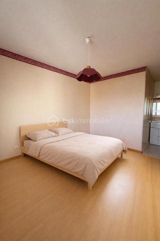 Appartement T5 de 91 m² – Clermont-Ferrand
Situé sur les hauteurs de Chanturgue, à proximité immédiate des commodités, cet appartement de 91 m².

Il se compose d’une entrée desservant un séjour spacieux et lumineux de 25 m², d’une cuisine indépendante de 12 m², de trois chambres, d’une buanderie, d’une salle de bains ainsi que de toilettes séparées.

Une place de stationnement et une cave complètent ce bien.
Bien à découvrir sans tarder.
