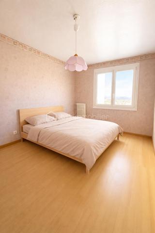 Appartement T5 de 91 m² – Clermont-Ferrand
Situé sur les hauteurs de Chanturgue, à proximité immédiate des commodités, cet appartement de 91 m².

Il se compose d’une entrée desservant un séjour spacieux et lumineux de 25 m², d’une cuisine indépendante de 12 m², de trois chambres, d’une buanderie, d’une salle de bains ainsi que de toilettes séparées.

Une place de stationnement et une cave complètent ce bien.
Bien à découvrir sans tarder.