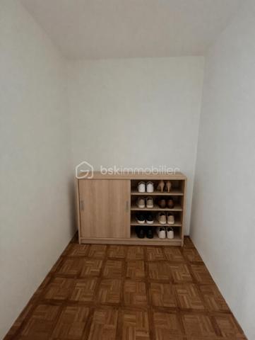 Appartement T5 de 91 m² – Clermont-Ferrand
Situé sur les hauteurs de Chanturgue, à proximité immédiate des commodités, cet appartement de 91 m².

Il se compose d’une entrée desservant un séjour spacieux et lumineux de 25 m², d’une cuisine indépendante de 12 m², de trois chambres, d’une buanderie, d’une salle de bains ainsi que de toilettes séparées.

Une place de stationnement et une cave complètent ce bien.
Bien à découvrir sans tarder.