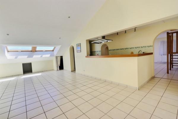 Blanzat - Les mauvaises, grande villa avec jardin et piscine, garages et vue panoramique