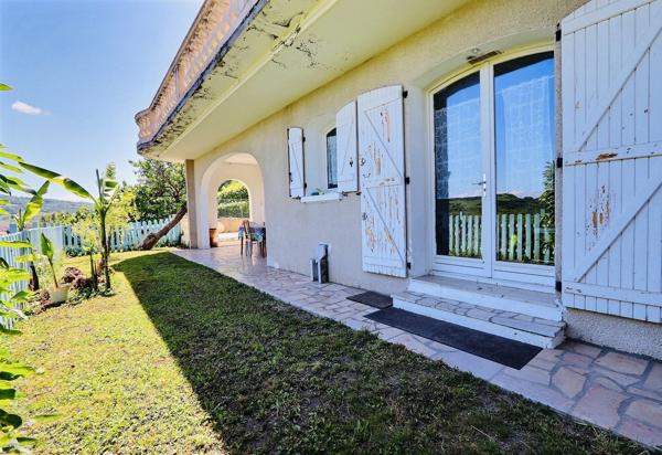 Blanzat - Les mauvaises, grande villa avec jardin et piscine, garages et vue panoramique