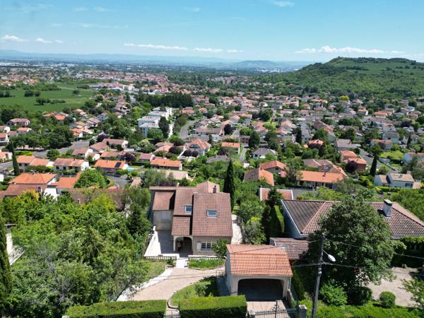 Blanzat - Les mauvaises, grande villa avec jardin et piscine, garages et vue panoramique