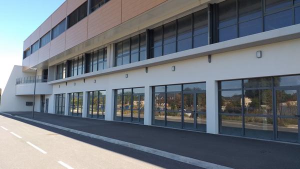 Location Local commercial102 m² - SAINT GENIS POUILLY (1630)