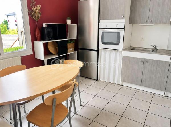 Cran-Gevrier, quartier paisible , proche Annecy 
 
Appartement d'une superficie de 33 m2 , composé d'une entrée avec cuisine / séjour, un espace chambre ou salon, wc séparé et salle d'eau. 
Il se situe au 3 ème étage , sans ascenseur. 

Vendu avec une cave en annexe . 
Idéal pour investissement. 

Possibilité d'acquérir un garage en SUS.