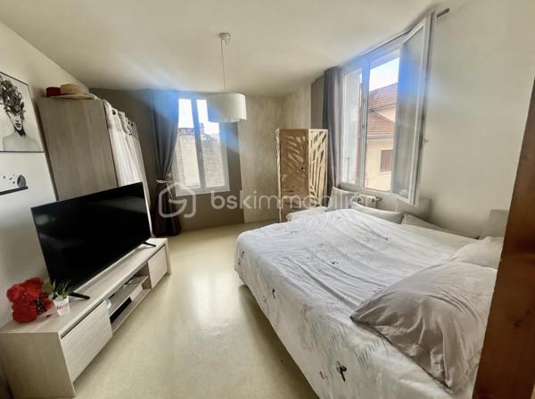 Cran-Gevrier, quartier paisible , proche Annecy 
 
Appartement d'une superficie de 33 m2 , composé d'une entrée avec cuisine / séjour, un espace chambre ou salon, wc séparé et salle d'eau. 
Il se situe au 3 ème étage , sans ascenseur. 

Vendu avec une cave en annexe . 
Idéal pour investissement. 

Possibilité d'acquérir un garage en SUS.