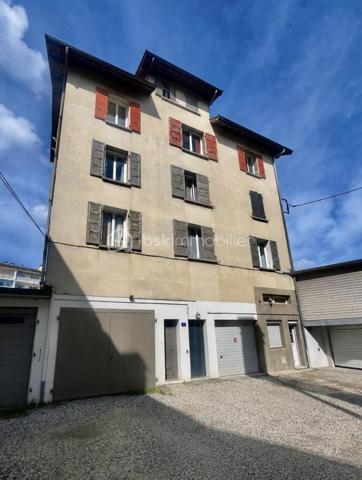 Cran-Gevrier, quartier paisible , proche Annecy 
 
Appartement d'une superficie de 33 m2 , composé d'une entrée avec cuisine / séjour, un espace chambre ou salon, wc séparé et salle d'eau. 
Il se situe au 3 ème étage , sans ascenseur. 

Vendu avec une cave en annexe . 
Idéal pour investissement. 

Possibilité d'acquérir un garage en SUS.