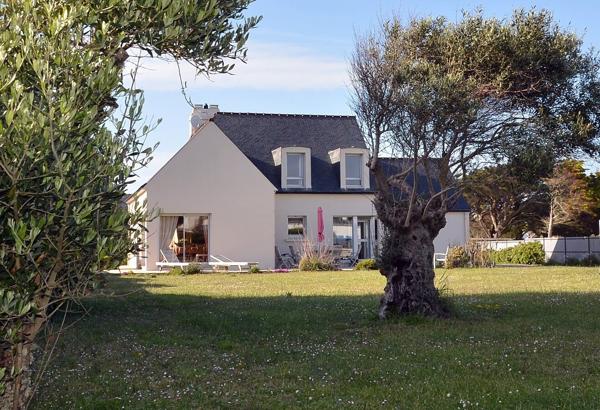 Maison familiale avec dépendance et grand terrain, face aux spots de surf de Pors Carn