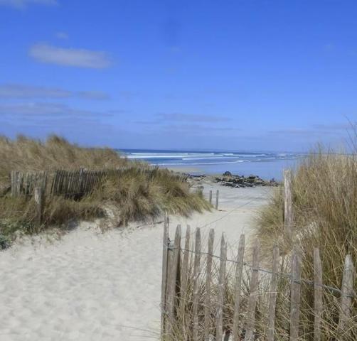 Maison familiale avec dépendance et grand terrain, face aux spots de surf de Pors Carn