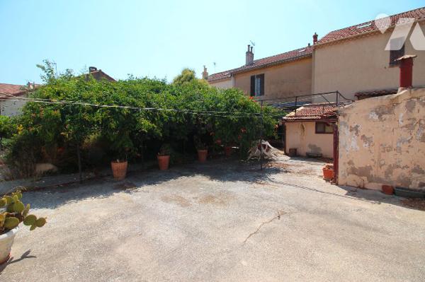 Jolie maison de 100m2 habitables environ (sur un terrain de 315m2 + garage / annexes) à L'Estaque